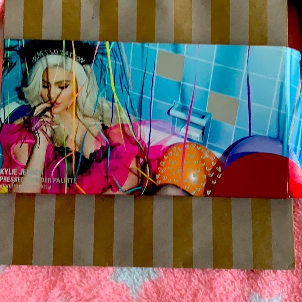 Kylie Jenner “Sitting Pretty”eye shadow palette